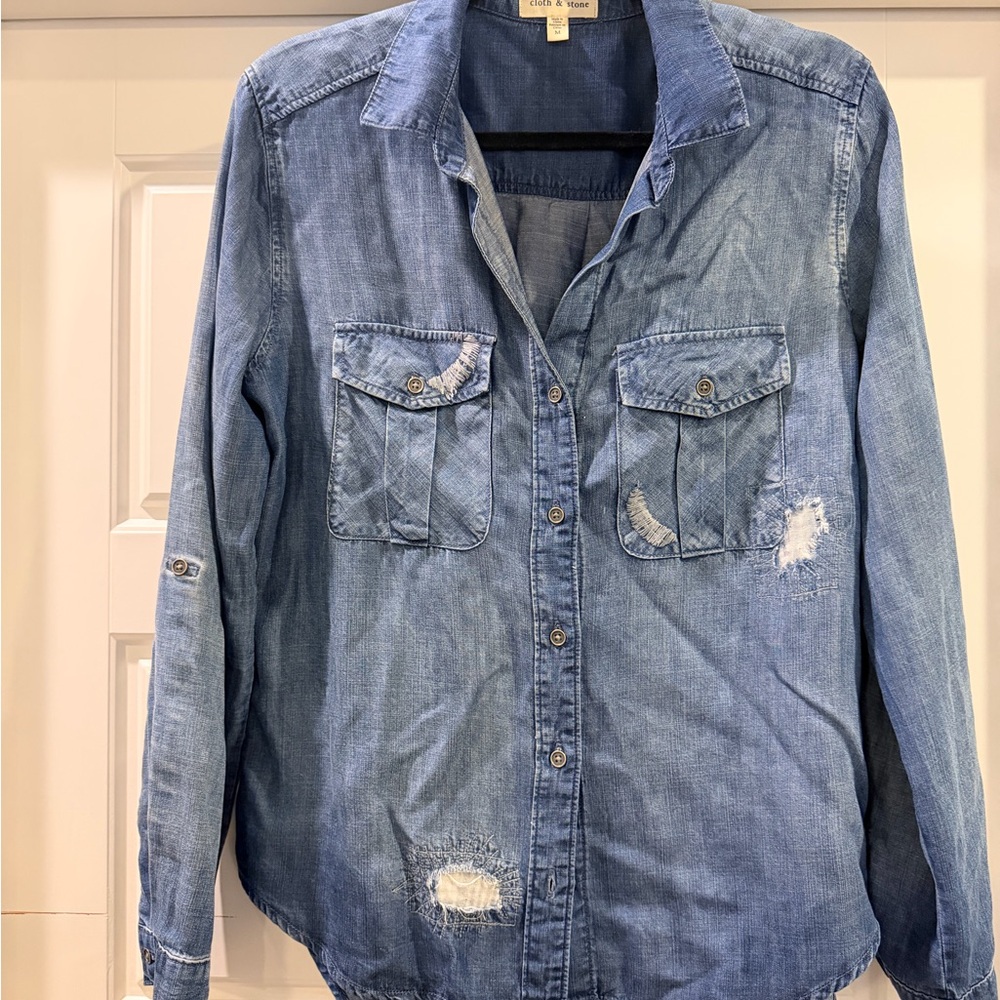 Cloth & Stone size M Chambray  Button Down Shirt
